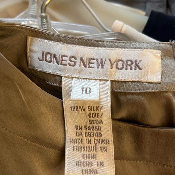 NWOT! Jones New York Short Sleeve Silk Blouse. Goldish Tan. Size 10 - Picture 5 of 7